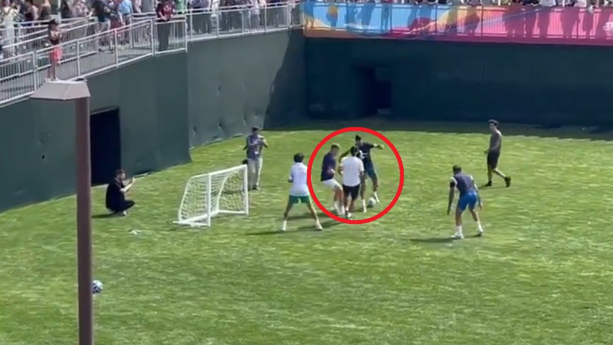 Na zdjęciu: trafienie Novaka Djokovicia