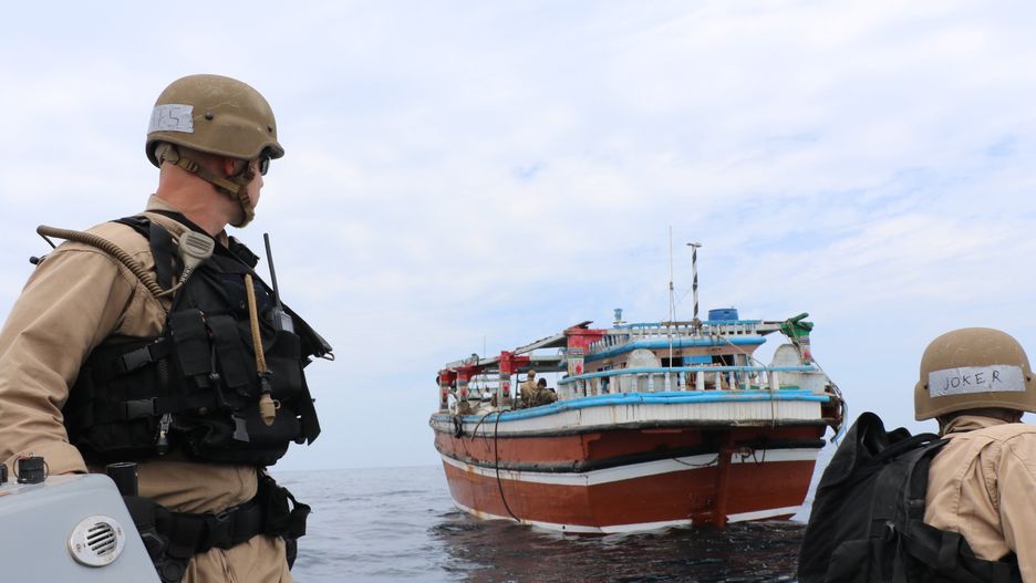 Członkowie załogi USS Paul Hamilton zatrzymali przemytników