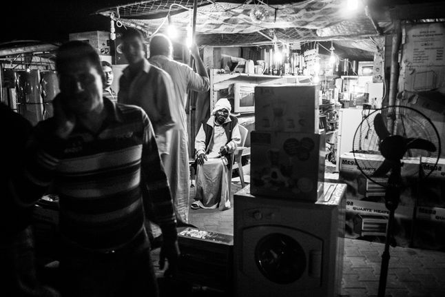 Rafah, wielkie targowisko towarów nielegalnie sprowadzonych przez tunele z Egiptu. Przez tunele przemyca się wszystko od papierosów, przez sprzęt AGD i RTV, po narkotyki, broń, benzynę, a nawet całe samochody oraz żywe zwierzęta.