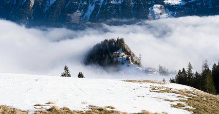 Lawina zepchnęła pociąg z torów. Dramatyczny poranek w szwajcarskich Alpach