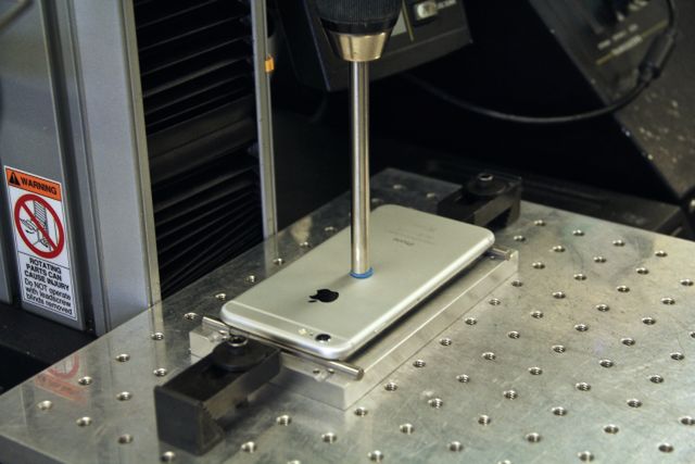 Apple: "Problemy z wygięciami dotknęły tylko 9 osób. Nowe iPhone'y są wytrzymałe!" 5