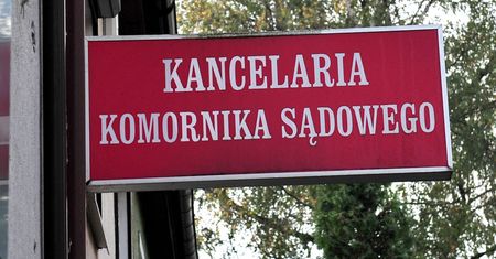 Atak na komornika. Agresywny mężczyzna wszczął awanturę