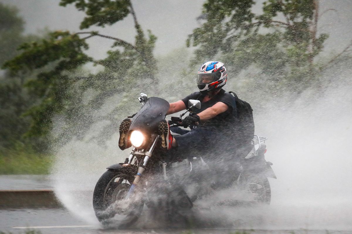 Przemieszczanie się motocyklem w deszczu wymaga zmiany techniki jazdy.