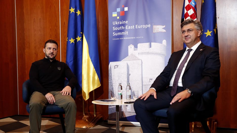 Croatian Prime Minister Andrej Plenkovic (R) talks with Ukrainian President Volodymyr Zelensky (L), during the Ukraine - Southeast Europe high level meeting in Dubrovnik, Croatia, 09 October 2024. The Ukraine-Southeast Europe summit in Dubrovnik, hosted by Croatia, focuses on condemning Russian aggression, supporting Ukraine's European Union path, and enhancing Croatia's bilateral aid in humanitarian efforts and war crime sanctions, with participation from Southeast European leaders. EPA/ANTONIO BAT Dostawca: PAP/EPA.