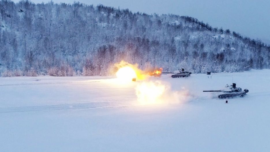 ?wiczenia rosyjskich wojsk w Murma?sku6453501 04.02.2021 T-80 BVM tanks are pictured during the control shootings of the Motor Rifle Tank Battalion Brigade of the Northern Fleet at the Korzunovo range, in the Murmansk region, Russia. Pavel Lvov / SputnikPavel Lvov