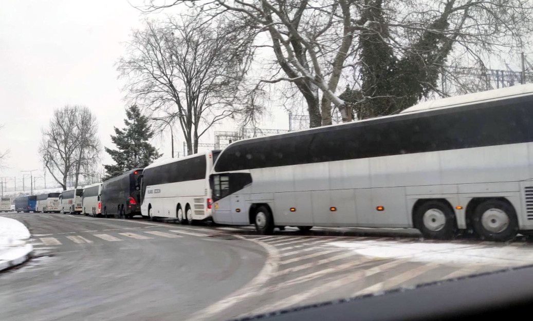 Warszawa zakorkowana. Autokary jeden za drugim