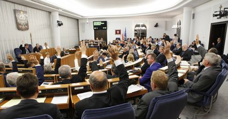 Kontrowersje w Senacie przy głosowaniu nad ustawą o pomocy Ukraińcom. "To polityczna szopka"
