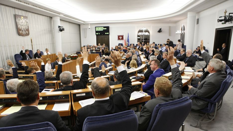 reporter8_baza04.09.2015 Warszawa Senat RP Glosowanie Senatorow nad wnioskiem prezydenta RP Andrzeja Dudy nad przeprowadzeniem referendum  n/z glosowanie  fot. Stefan Maszewski/REPORTERStefan Maszewski/REPORTER