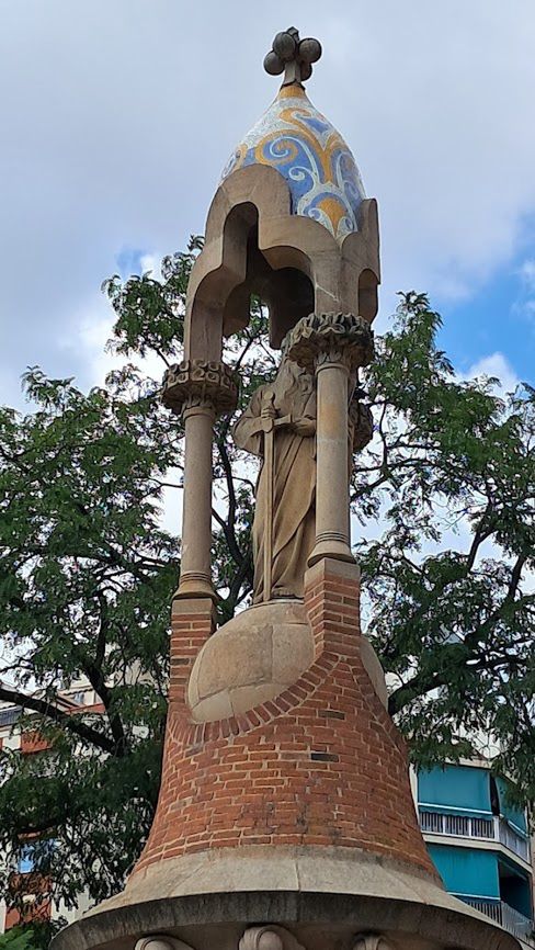 Figura św. Pawła przy bramie wejściowej