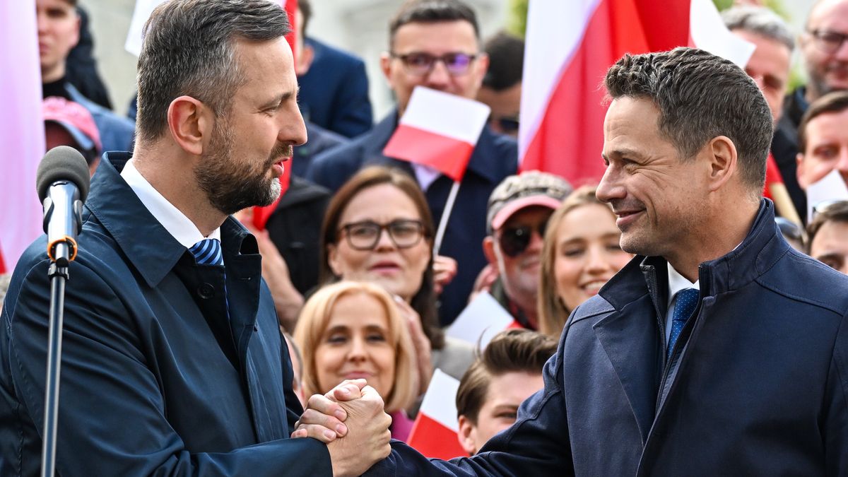 Warszawa, 19.05.2025. Wybory prezydenta RP - kampania przed II turą. Kandydat KO w wyborach prezydenta RP, prezydent Warszawy Rafał Trzaskowski (P) oraz wicepremier, minister obrony narodowej Władysław Kosiniak-Kamysz (L) podczas konferencji prasowej pod pomnikiem Wincentego Witosa na stołecznym pl. Trzech Krzyży, 19 bm. Naczelny Komitet Wykonawczy PSL jednogłośnie przyjął uchwałę o poparciu Rafała Trzaskowskiego w II turze wyborów prezydenckich. (amb) PAP/Radek Pietruszka