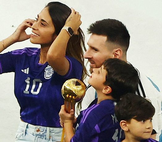 Leo Messi świętuje zwycięstwo Argentyny z żoną i synami