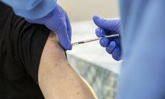 Trzecia dawka ochroni przed Omikronem? Jest stanowisko Moderny