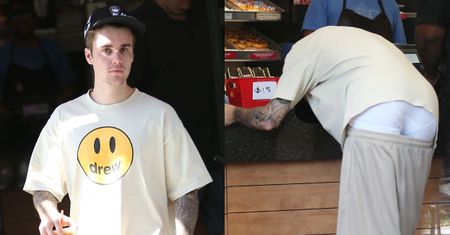 Justinowi Bieberowi SPADŁY SPODNIE w cukierni! (FOTO)