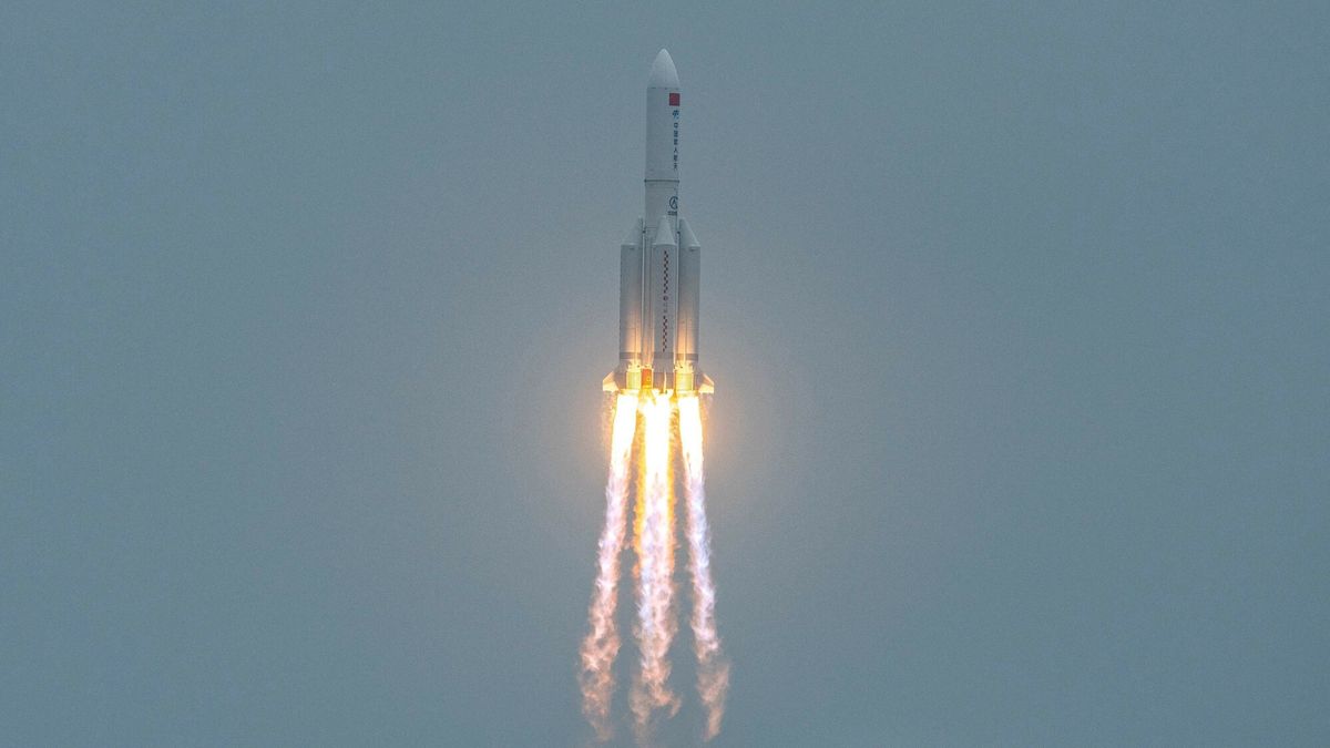 Start rakiety z modu?em Tianhe
A Long March 5B rocket, carrying China's Tianhe space station core module, lifts off from the Wenchang Space Launch Center in southern China's Hainan province on April 29, 2021. (Photo by STR / AFP) / China OUT
STR