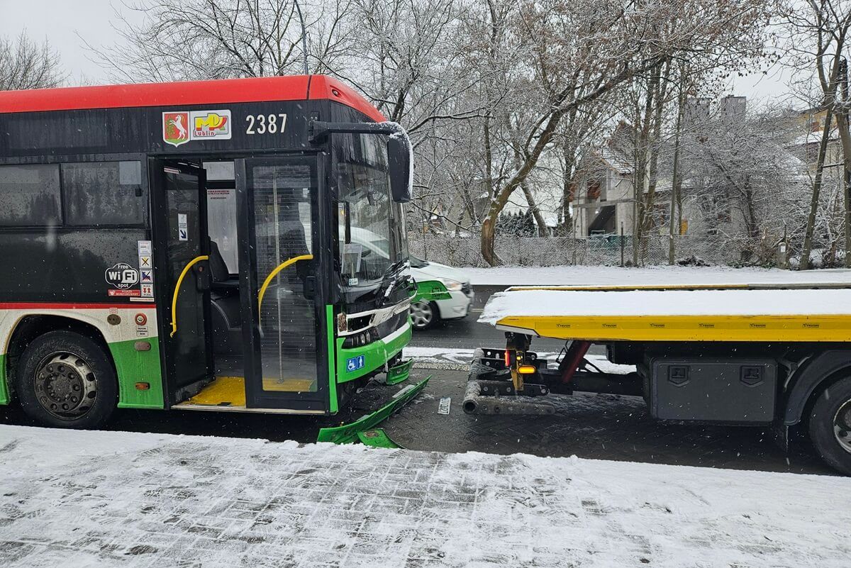 Autobus MPK Lublin uderzył w tył autolawety na al. Warszawskiej
