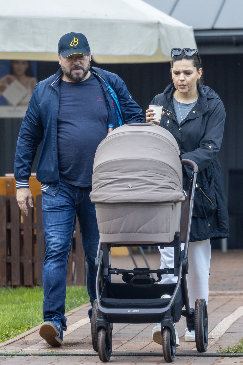 Michał Milowicz spaceruje z synem i młodszą o 13 lat ukochaną 