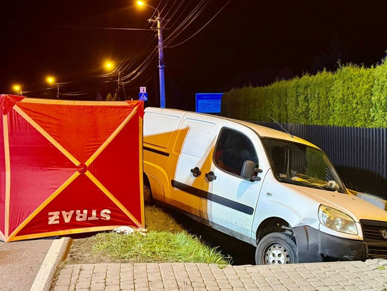 Wola Mielecka: Dostawczak wbił się w przepust. 57-latek nie żyje