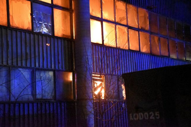 Akcja gaszenia pożaru makulatury w hali magazynowej przy ul. Okopowej