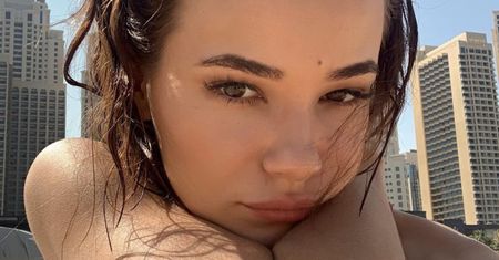 Pochmurna Natalia Szroeder eksponuje sylwetkę "na mieście", a fani wciąż się zamartwiają: "A GDZIE UŚMIECH?"