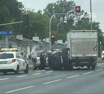 Zderzenie trzech pojazdów na Mokotowie. Jedno z aut dachowało