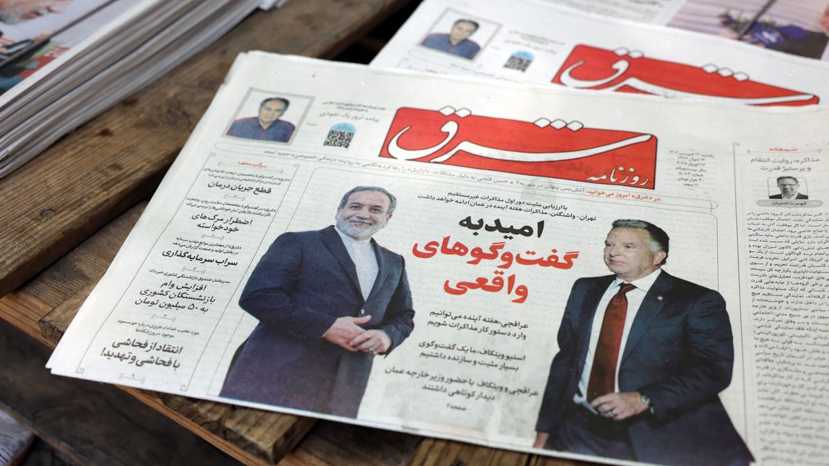 A copy of Iranian daily newspaper Shargh entitled 'Hope for real negotiations' carrying a picture of Iranian Foreign Minister Abbas Araghchi and US Special Envoy to the Middle East Steve Witkoff, in a kiosk in Tehran, Iran, 13 April 2025. Iranian foreign minister Abbas Araghchi called the first negations between Iran and US 'positive and constructive'. Top Iranian and US officials held indirect negotiations in Oman on 12 April amid the ongoing tensions between the USA, Israel and Iran. EPA/ABEDIN TAHERKENAREH Dostawca: PAP/EPA.