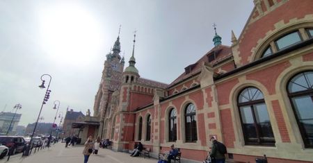 Kawy tam nie wypijesz. Wspaniały, wyremontowany gmach dworca świeci pustkami