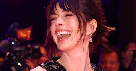 Anne Hathaway w "nagiej sukience". Gwiazda zachwyciła na Berlinale 2023