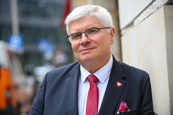 "My ten projekt po PiS-ie naprawiliśmy". Odpiera zarzuty Nawrockiego