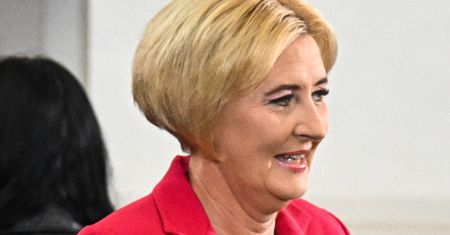 Eleganckie cygaretki to hit jesieni. Agata Duda często je nosi