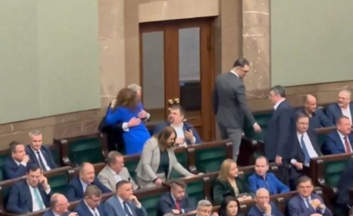 W PiS mieli bojkotować Pawłowską, ale się z nią ściskali. Jest nagranie z Sejmu