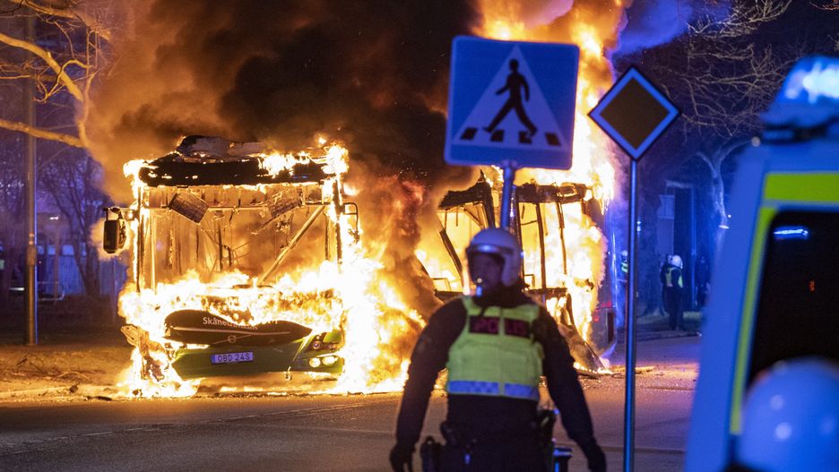 epaselect epa09894066 Riot police on site while a city bus burns on Vastra Kattarpsvagen on Rosengard in Malmo, Sweden, 17 April 2022. The unrest in Malmo has continued after Rasmus Paludan, party leader of the Danish right-wing extremist party Tight Course, held a demonstration at Skanegarden near the Oresund Bridge. Paludan had received permission for a gathering in Landskrona, but the police moved the demonstration to Malmo. EPA/Johan Nilsson SWEDEN OUT Dostawca: PAP/EPA.