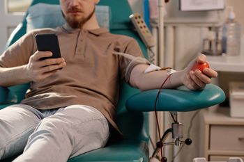 Blisko 1,6 mln razy oddali krew i jej składniki. "Każda jednostka to uratowane zdrowie lub życie"