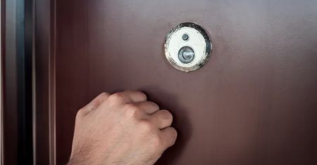 Nachodzą Polaków. Pod żadnym pozorem nie otwieraj im drzwi