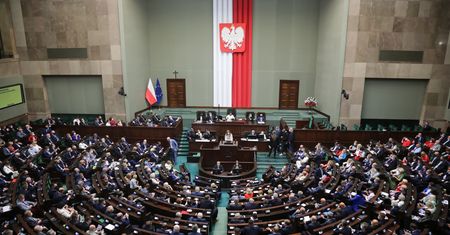 Najnowszy sondaż. PiS wciąż na prowadzeniu, spory wzrost dla KO