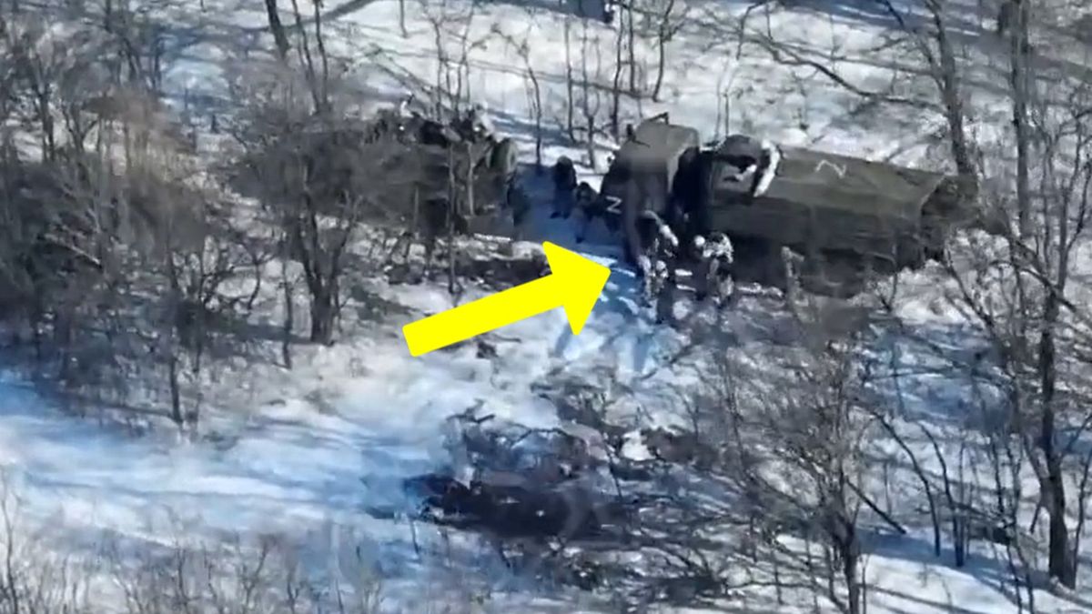 W lesie widać rosyjskich żołnierzy. Na nagraniu widać, jak szybko uciekali przed spodziewanym ostrzałem 