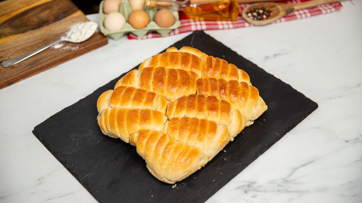 Puszysty rwany chlebek z mozzarellą