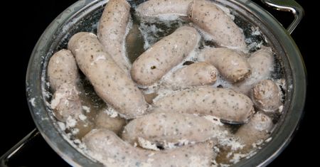 Najgorszy błąd przy gotowaniu białej kiełbasy. Na pewno popęka