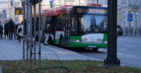 Obmacywał pasażerkę w autobusie linii 55. Czytelniczka ostrzega inne kobiety
