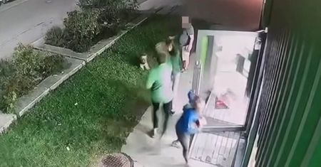 Jelenia Góra. Ekspedientka złapała złodziejkę. Rabuś zareagował