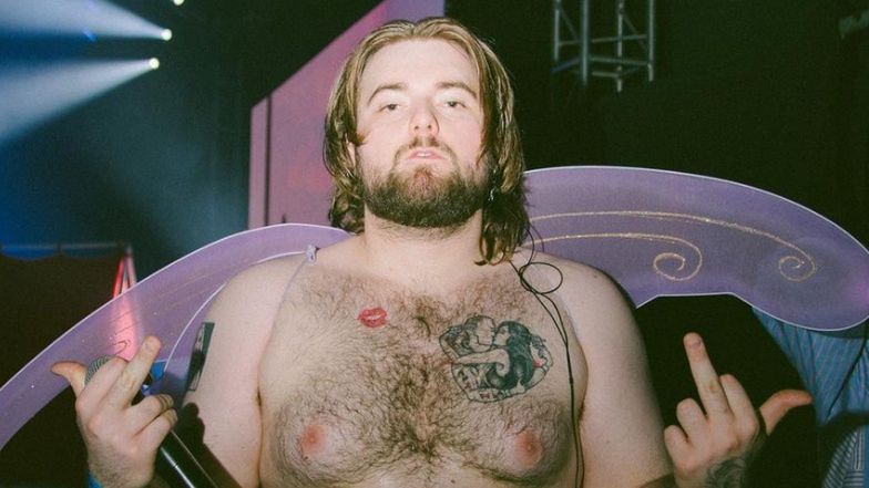 Bedoes o HOMOFOBII w polskim rapie: "Jedni to ukrywają, inni robią z tego swój oręż" (WIDEO)