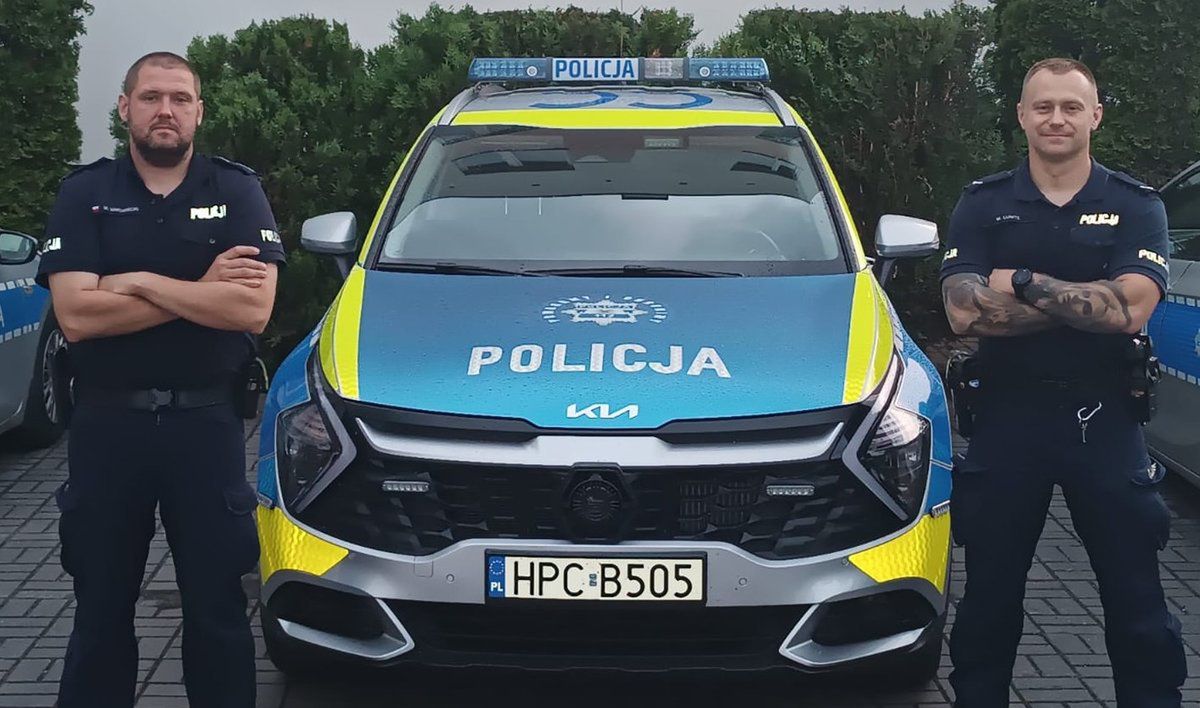 Ślesin: Policjanci uratowali niepełnosprawnego mężczyznę z płonącego budynku