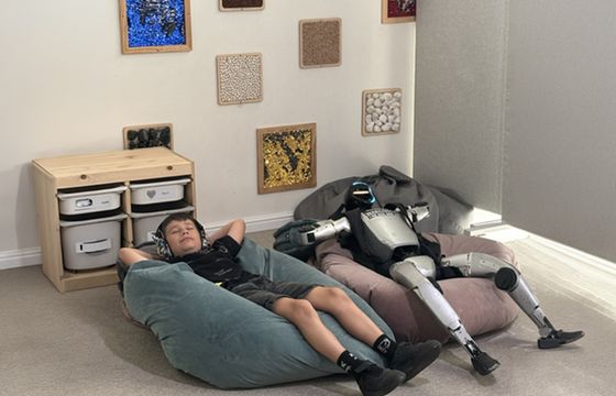 Humanoidalny Edward Warchocki reklamuje Centrum Janki