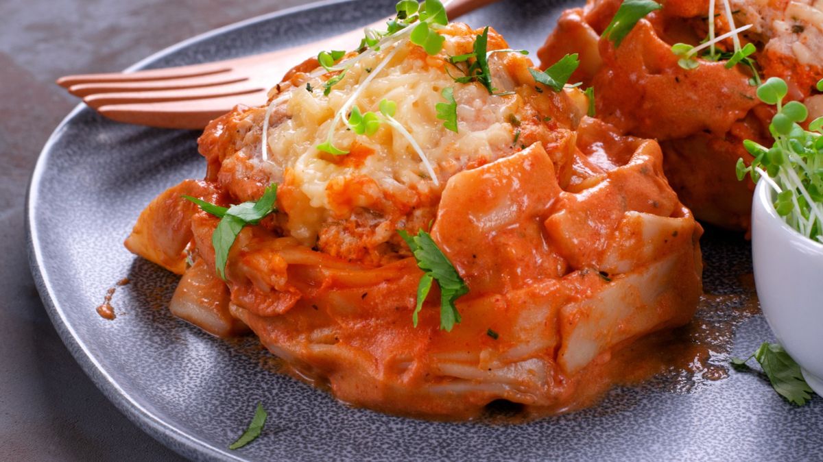 Makaronowe gniazda z sosem pomidorowym