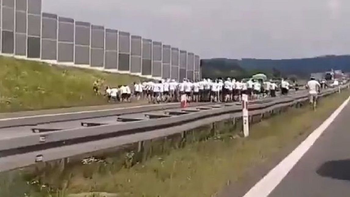 Ustawka kiboli na autostradzie A4