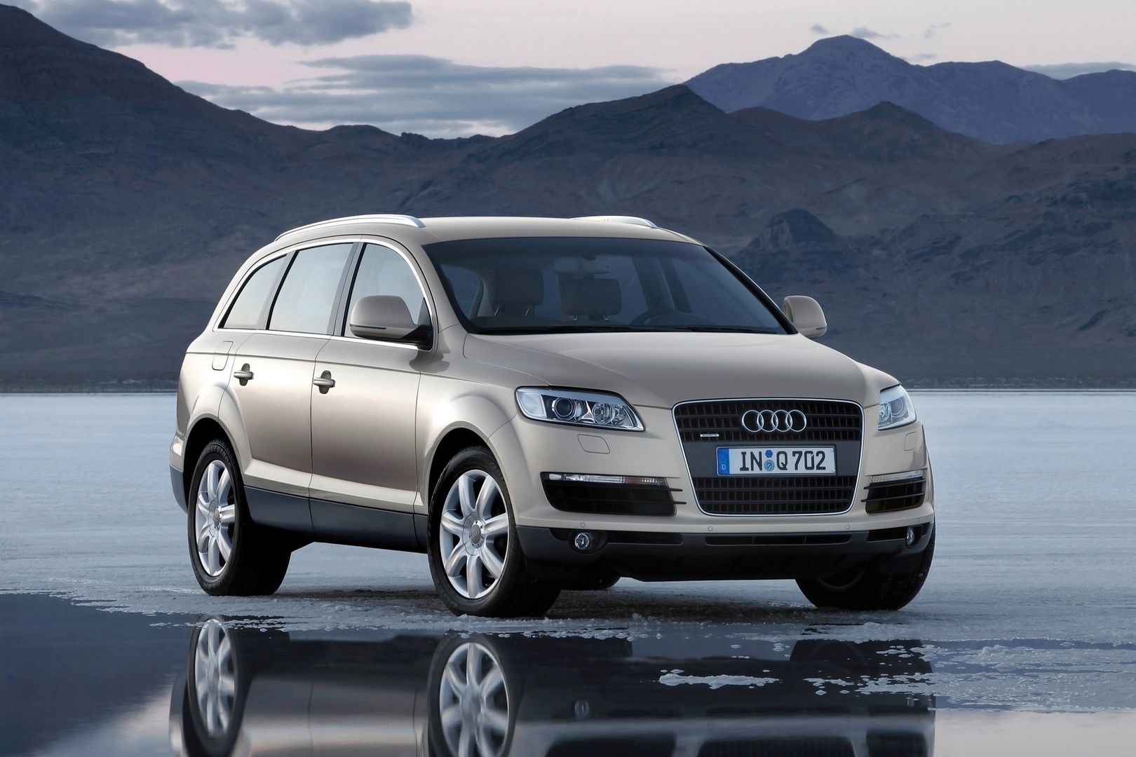 Patrząc z punktu widzenia typowego użytkownika używanego audi czy volkswagena, Q7 jest koszmarnie drogi w utrzymaniu. Ale z drugiej strony, dzięki niemu części do Porsche Cayenne są tańsze.