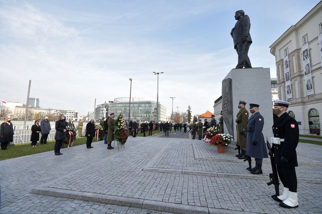 Warszawa. Uroczystości upamiętniające 11. rocznicę katastrofy smoleńskiej na placu Piłsudskiego