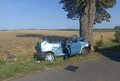 Poważny wypadek pod Gnieznem. Dach odpadł od reszty auta