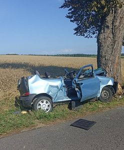 Poważny wypadek pod Gnieznem. Dach odpadł od reszty auta