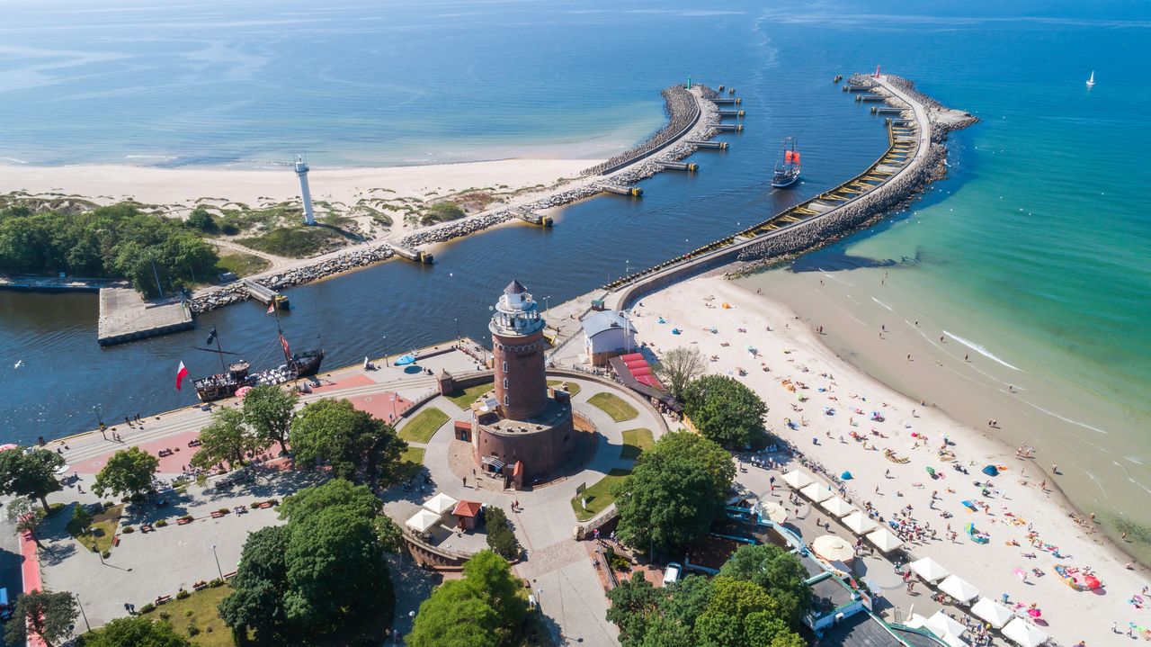 Widok na kołobrzeską plażę z lotu ptaka 