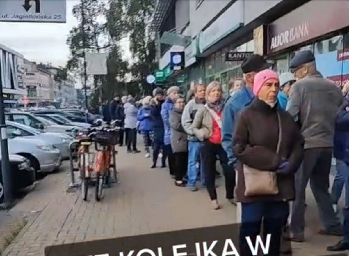 Te cansarás de mirar.  Probablemente la mitad de la ciudad estaba parada en esta línea – o2